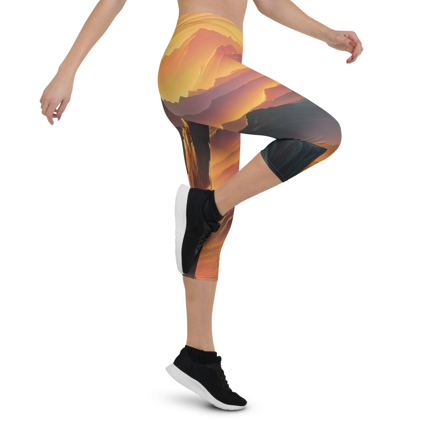 Ölgemälde der Alpen in der goldenen Stunde mit Wanderer, Orange-Rosa Bergpanorama - Capri Leggings (All-Over Print) wandern xxx yyy zzz