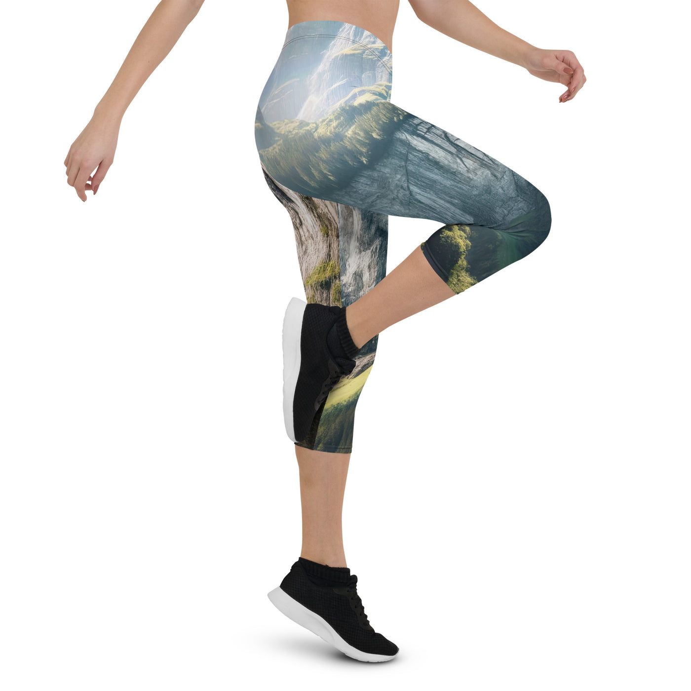 Foto der sommerlichen Alpen mit üppigen Gipfeln und Wasserfall - Capri Leggings (All-Over Print) berge xxx yyy zzz