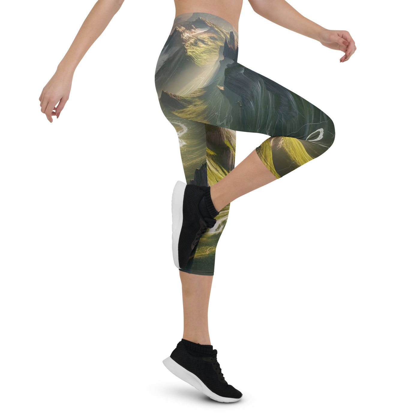 Fotorealistisches Bild der Alpen mit österreichischer Flagge, scharfen Gipfeln und grünen Tälern - Capri Leggings (All-Over Print) berge xxx yyy zzz