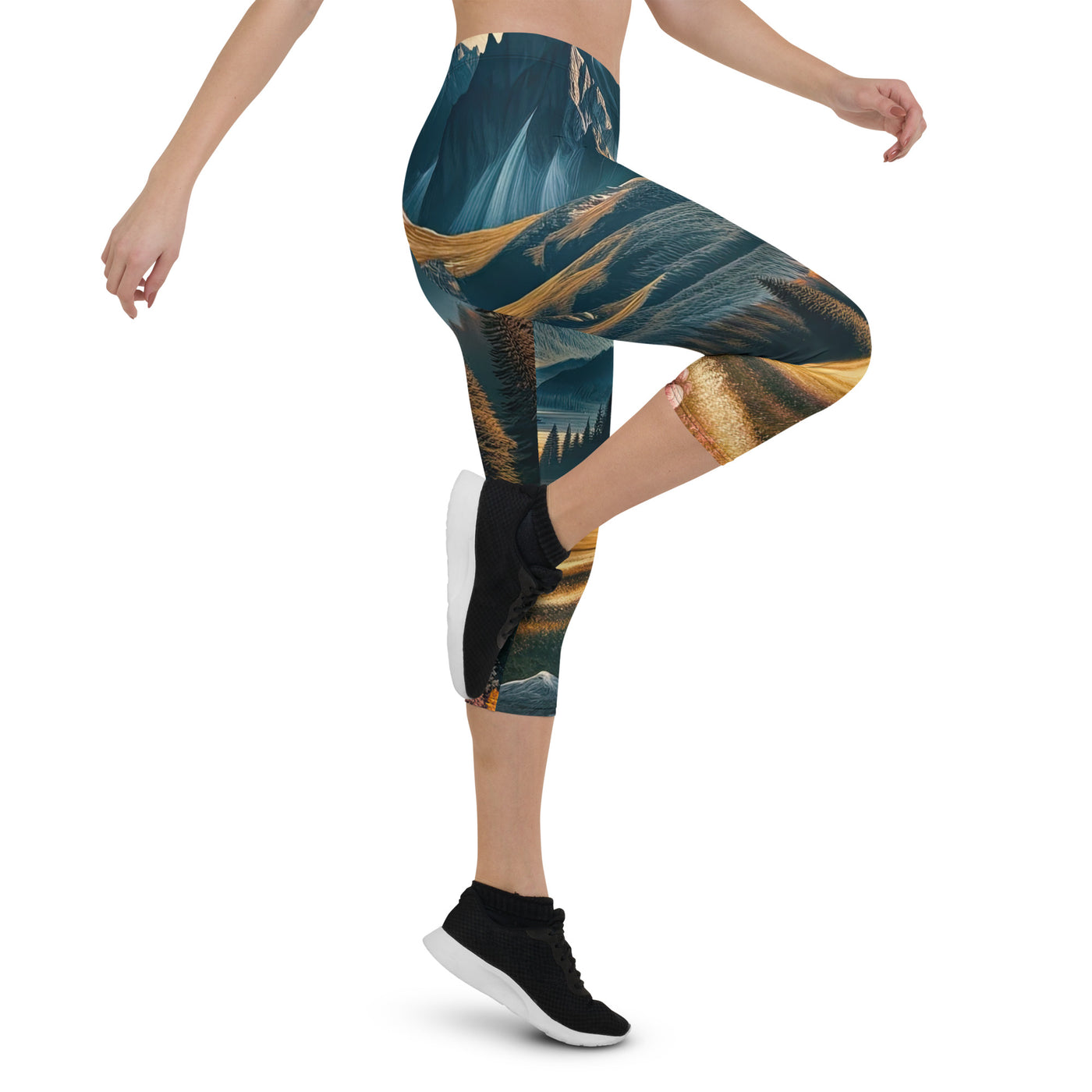 Quadratisches Kunstwerk der Alpen, majestätische Berge unter goldener Sonne - Capri Leggings (All-Over Print) berge xxx yyy zzz