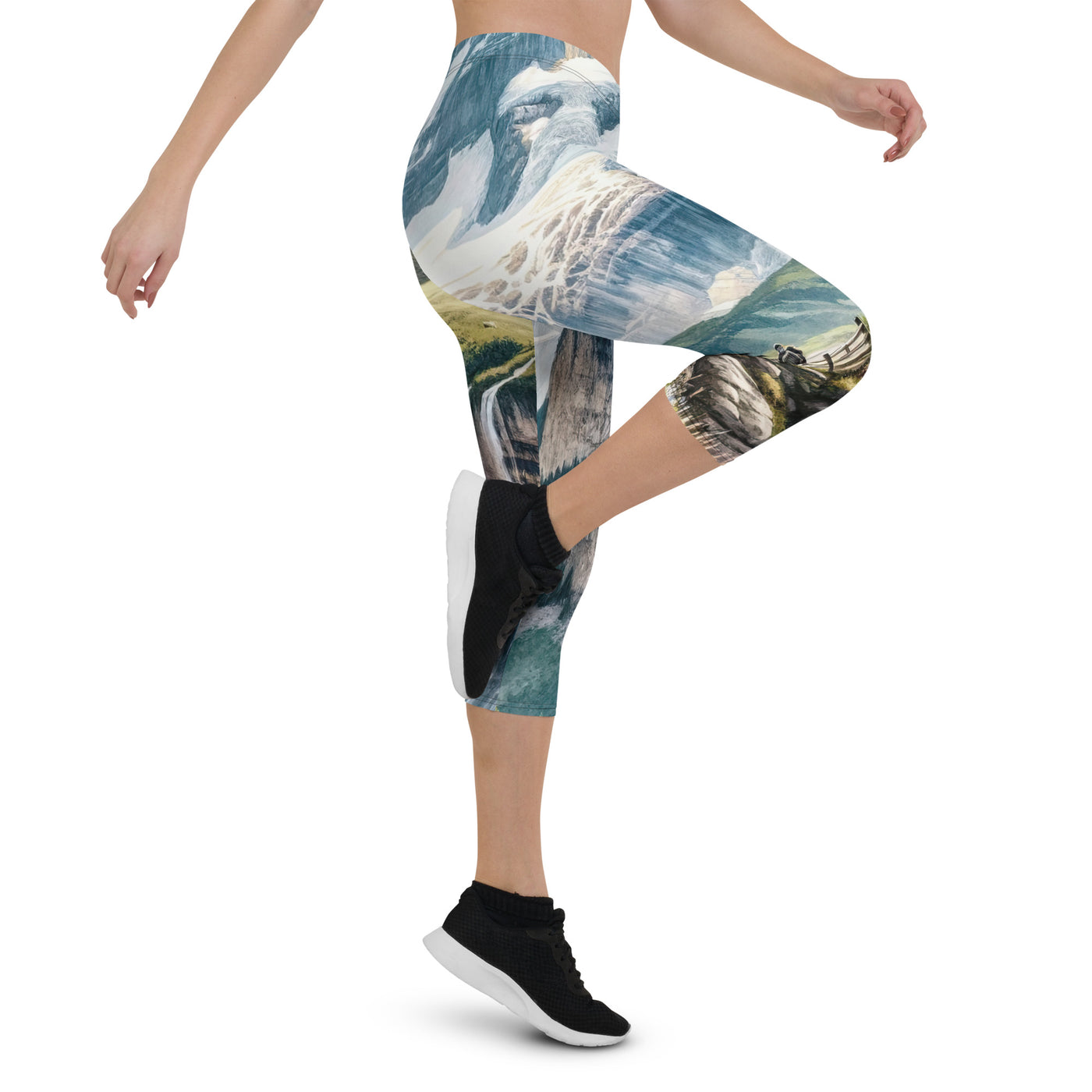 Aquarell-Panoramablick der Alpen mit schneebedeckten Gipfeln, Wasserfällen und Wanderern - Capri Leggings (All-Over Print) wandern xxx yyy zzz