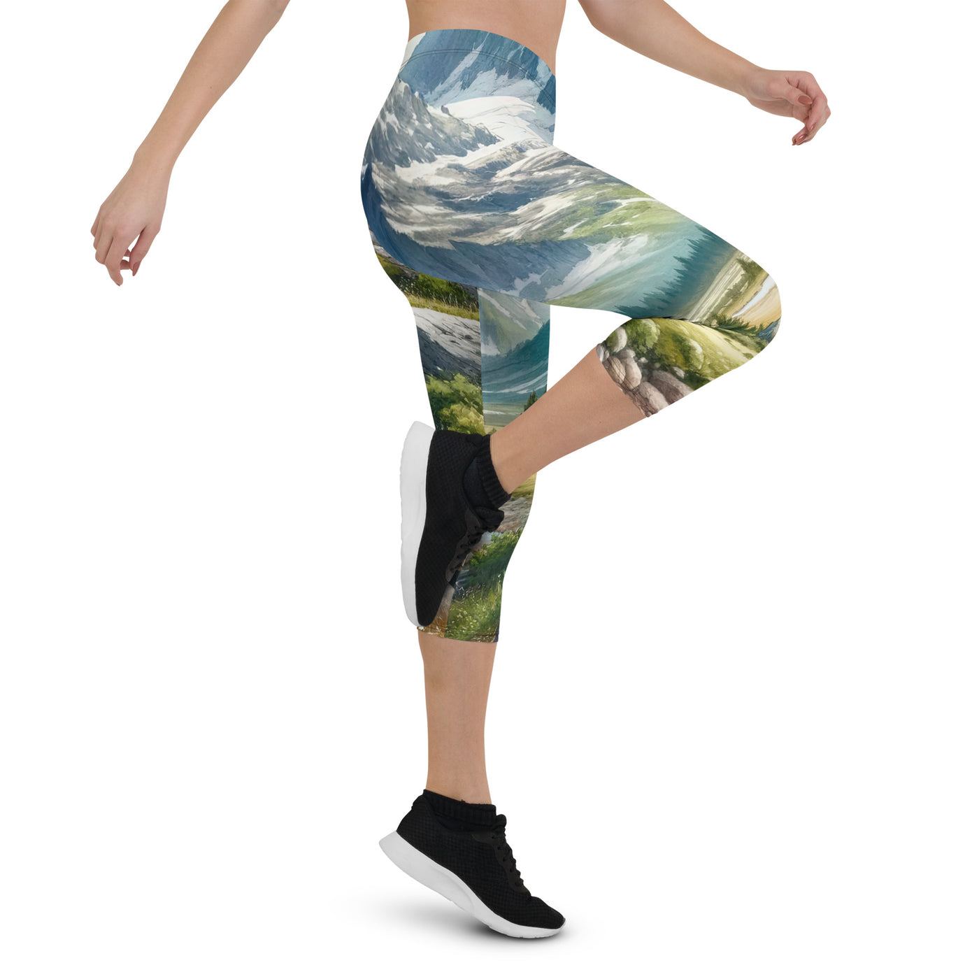 Aquarellmalerei eines Bären und der sommerlichen Alpenschönheit mit schneebedeckten Ketten - Capri Leggings (All-Over Print) camping xxx yyy zzz