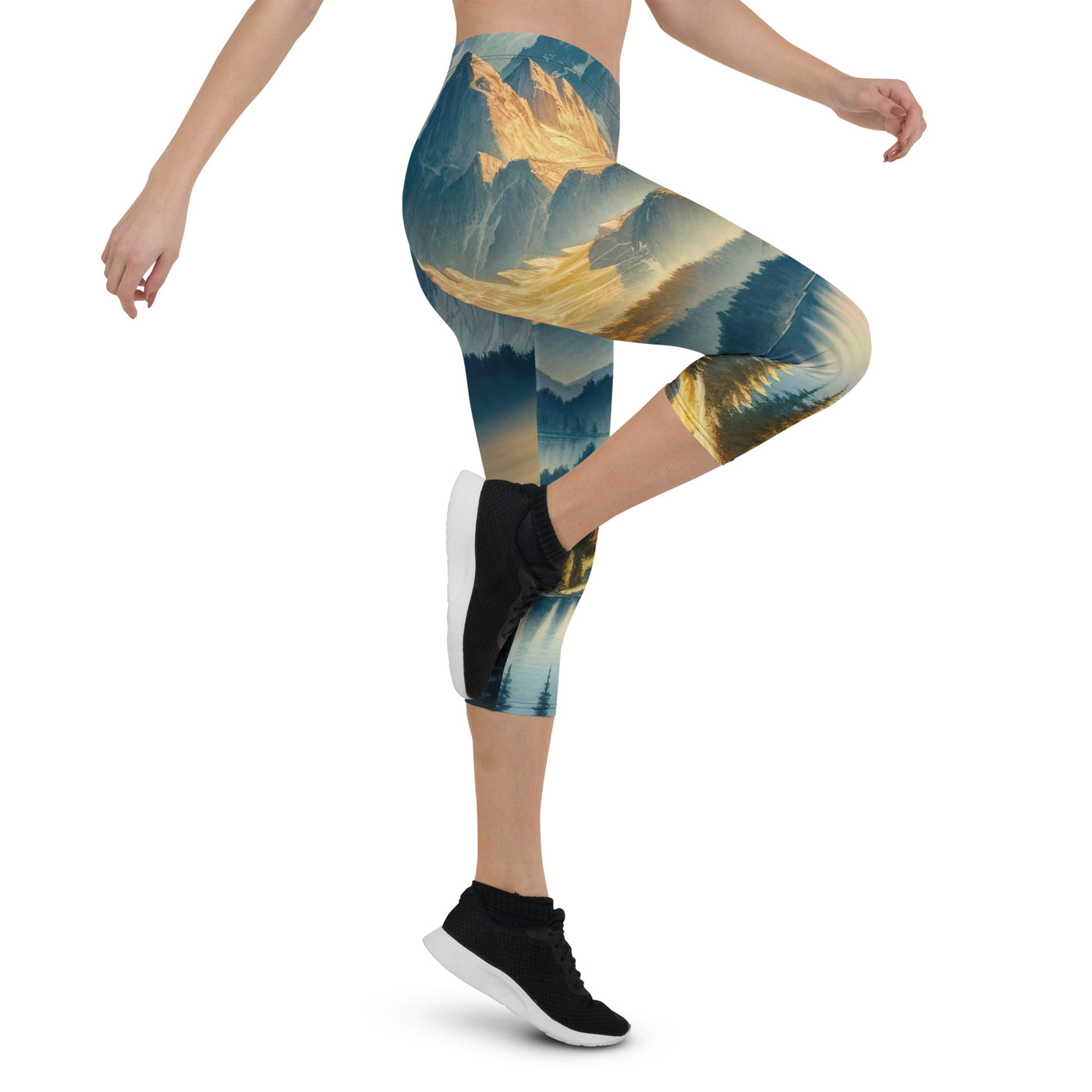 Aquarell der Alpenpracht bei Sonnenuntergang, Berge im goldenen Licht - Capri Leggings (All-Over Print) berge xxx yyy zzz