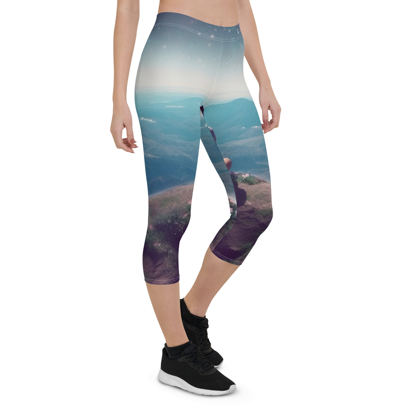 Frau sitzt auf Berg – Cosmos und Sterne im Hintergrund - Landschaftsmalerei - Capri Leggings (All-Over Print) berge xxx