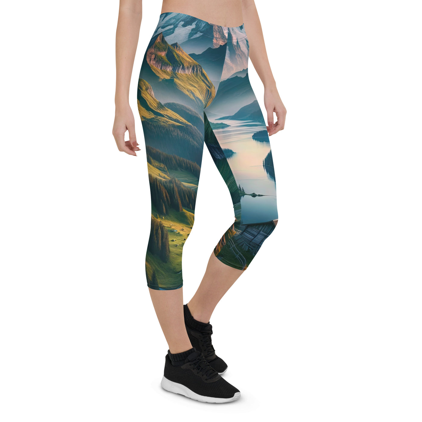 Schweizer Flagge, Alpenidylle: Dämmerlicht, epische Berge und stille Gewässer - Capri Leggings (All-Over Print) berge xxx yyy zzz