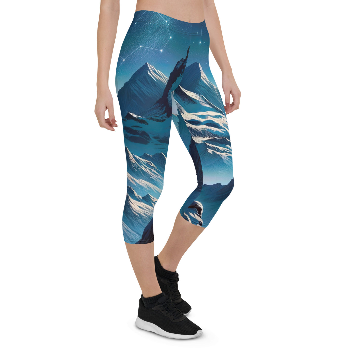 Alpenwinternacht: Digitale Kunst mit Wanderern in Bergen und Sternenhimmel - Capri Leggings (All-Over Print) wandern xxx yyy zzz