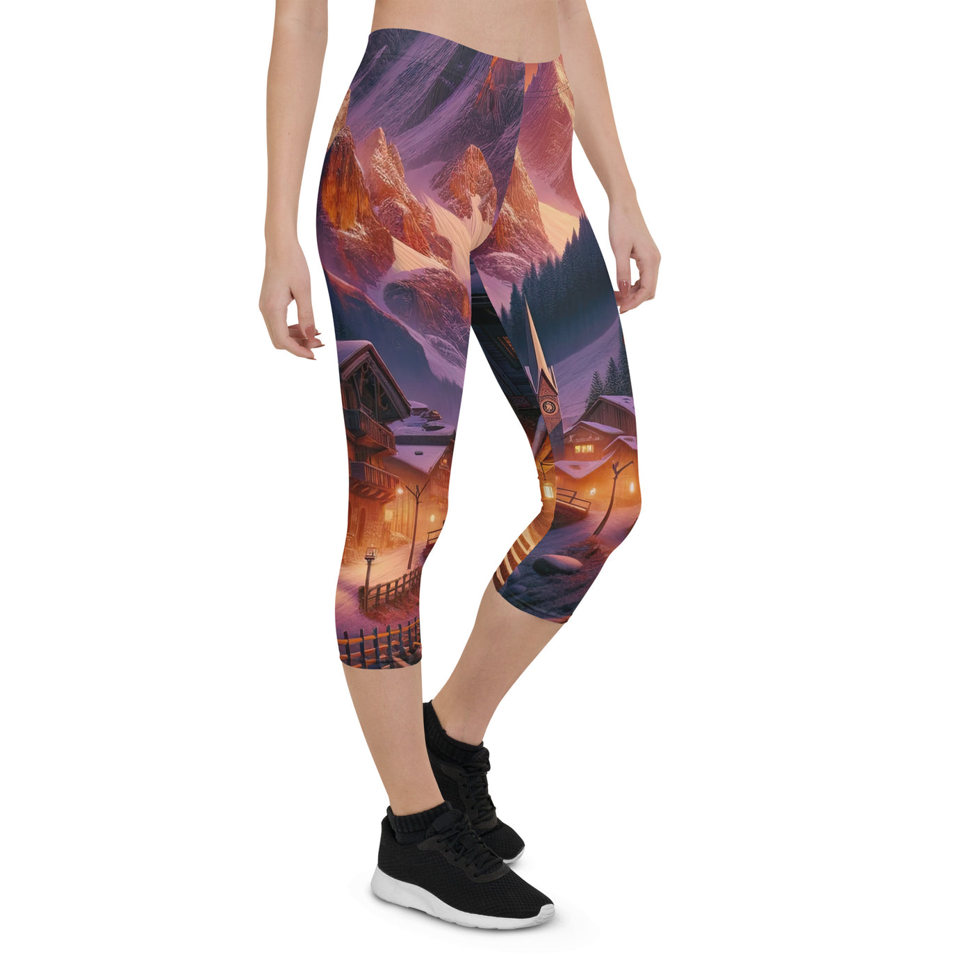 Magische Alpenstunde: Digitale Kunst mit warmem Himmelsschein über schneebedeckte Berge - Capri Leggings (All-Over Print) berge xxx yyy zzz