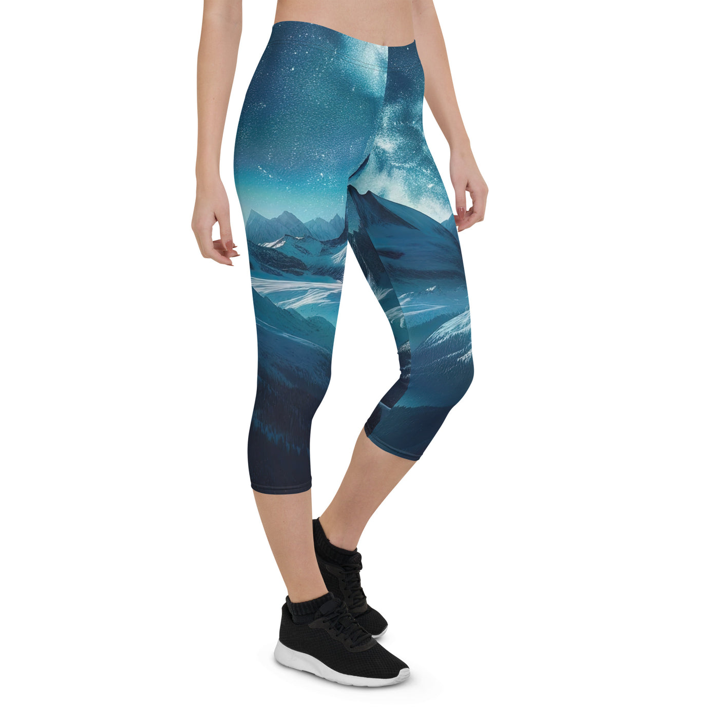 Winterabend in den Bergen: Digitale Kunst mit Sternenhimmel - Capri Leggings (All-Over Print) berge xxx yyy zzz