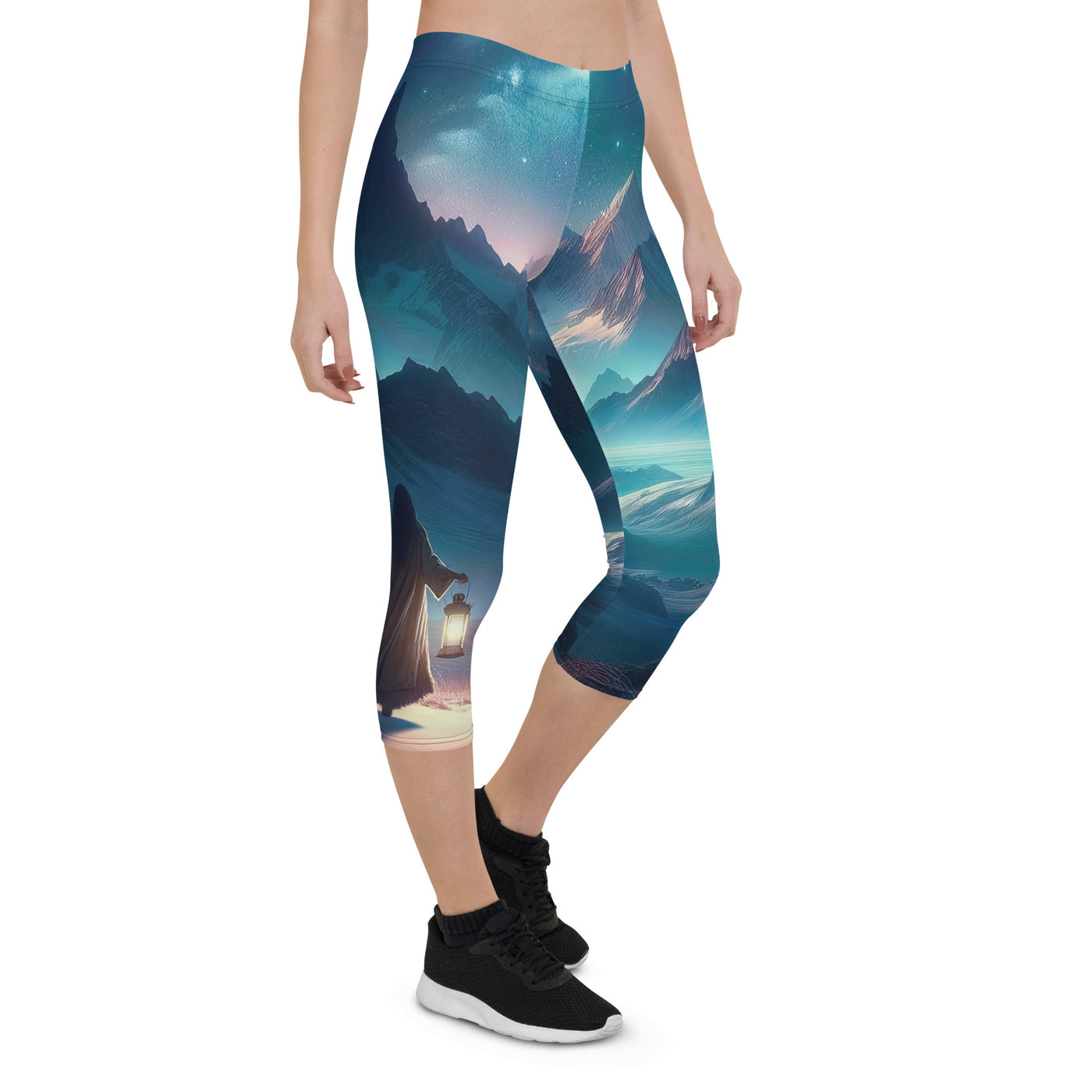 Stille Alpennacht: Digitale Kunst mit Gipfeln und Sternenteppich - Capri Leggings (All-Over Print) wandern xxx yyy zzz