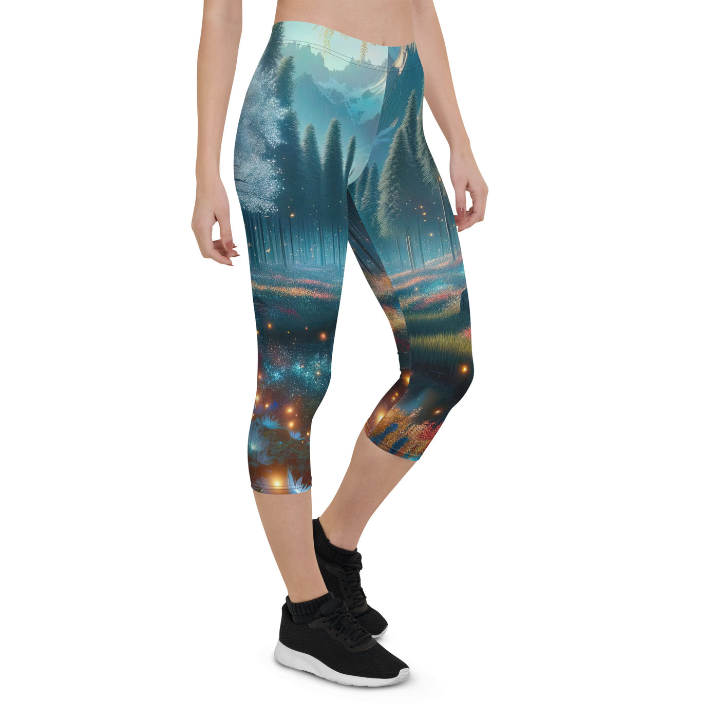 Ätherischer Alpenwald: Digitale Darstellung mit leuchtenden Bäumen und Blumen - Capri Leggings (All-Over Print) camping xxx yyy zzz