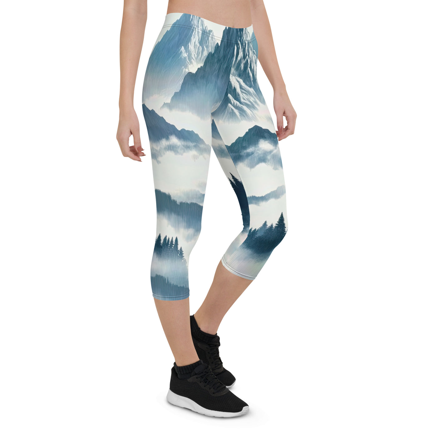 Nebeliger Alpenmorgen-Essenz, verdeckte Täler und Wälder - Capri Leggings (All-Over Print) berge xxx yyy zzz