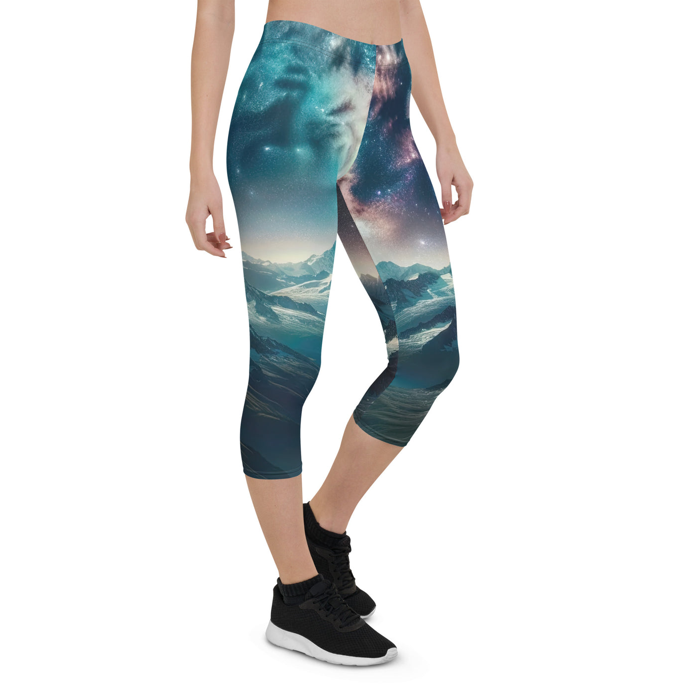 Alpennacht mit Milchstraße: Digitale Kunst mit Bergen und Sternenhimmel - Capri Leggings (All-Over Print) wandern xxx yyy zzz