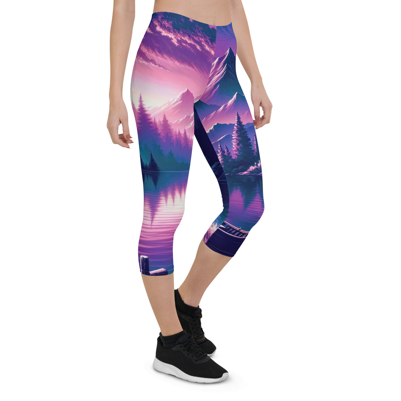 Magische Alpen-Dämmerung, rosa-lila Himmel und Bergsee mit Boot - Capri Leggings (All-Over Print) berge xxx yyy zzz