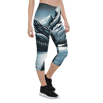 Bär in Alpen-Mondnacht, silberne Berge, schimmernde Seen - Capri Leggings (All-Over Print) camping xxx yyy zzz