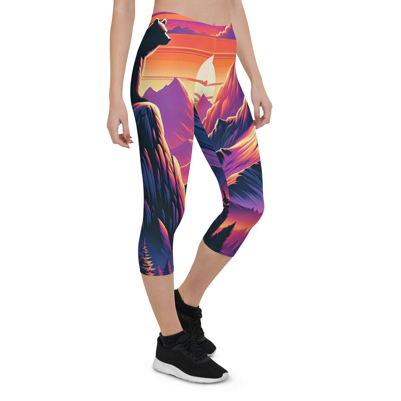 Alpen-Sonnenuntergang mit Bär auf Hügel, warmes Himmelsfarbenspiel - Capri Leggings (All-Over Print) camping xxx yyy zzz