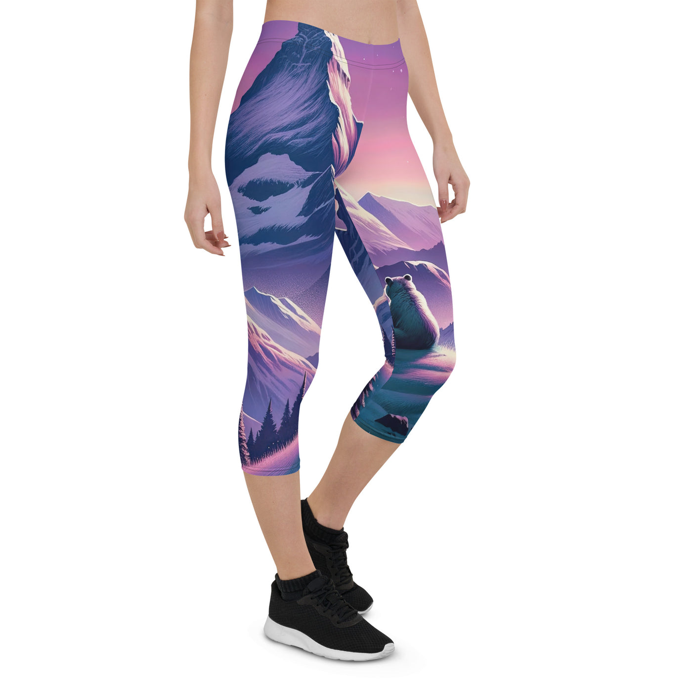 Bezaubernder Alpenabend mit Bär, lavendel-rosafarbener Himmel (AN) - Capri Leggings (All-Over Print) xxx yyy zzz