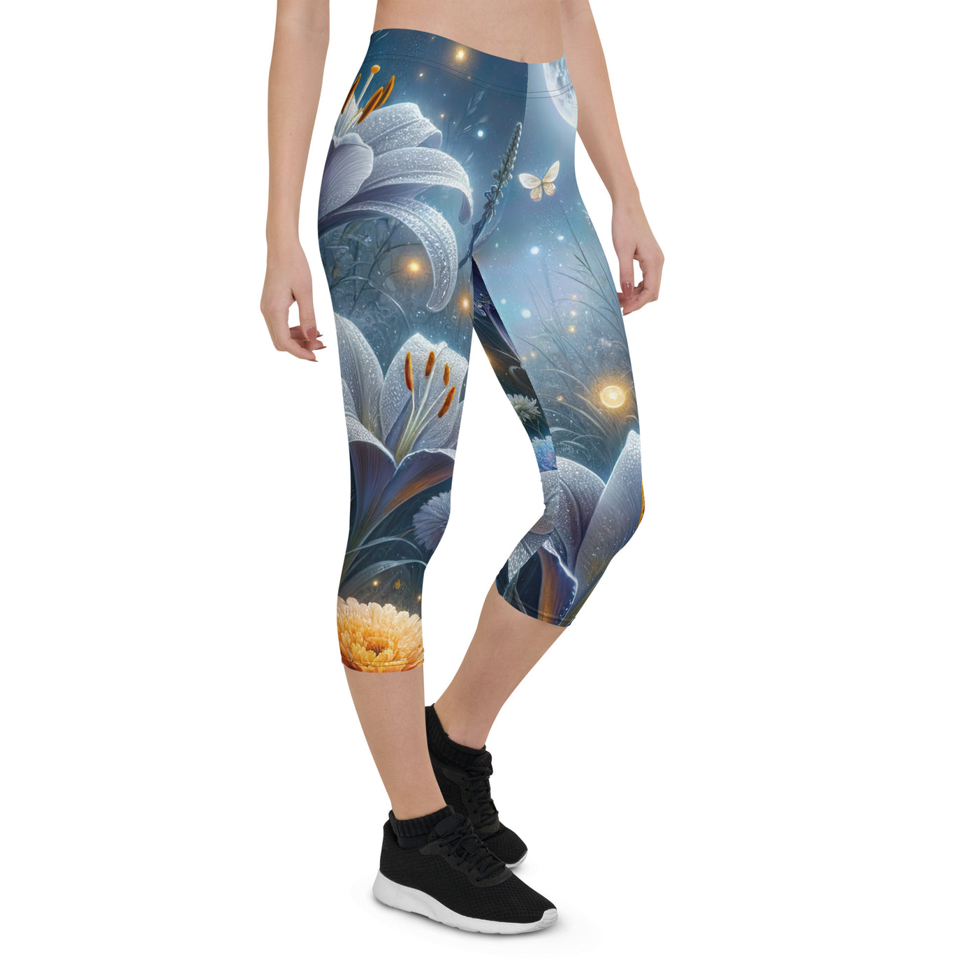 Ätherische Mondnacht auf blühender Wiese, silbriger Blumenglanz - Capri Leggings (All-Over Print) camping xxx yyy zzz