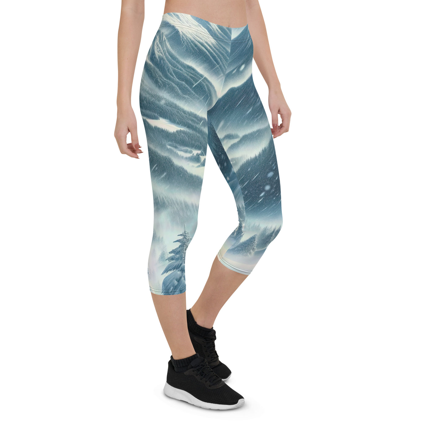 Alpine Wildnis im Wintersturm mit Skifahrer, verschneite Landschaft - Capri Leggings (All-Over Print) klettern ski xxx yyy zzz