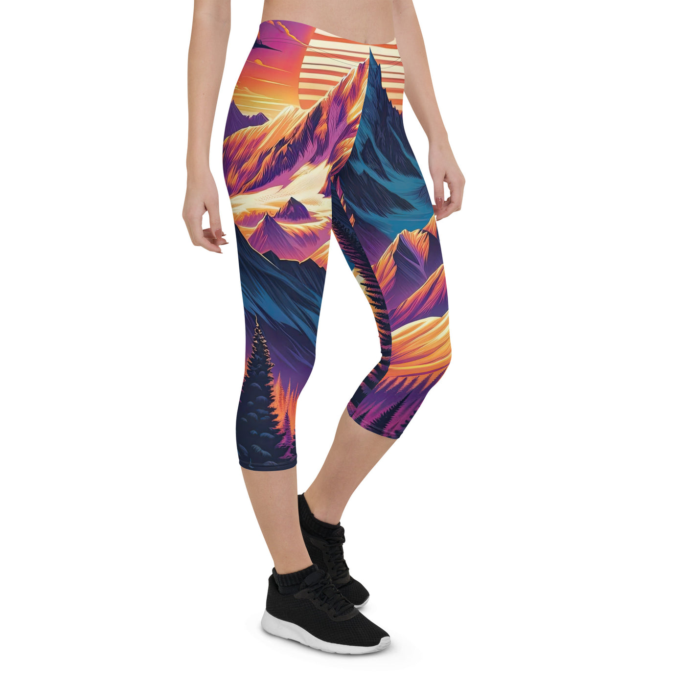 Lebendiger Alpen-Sonnenuntergang, schneebedeckte Gipfel in warmen Tönen - Capri Leggings (All-Over Print) berge xxx yyy zzz