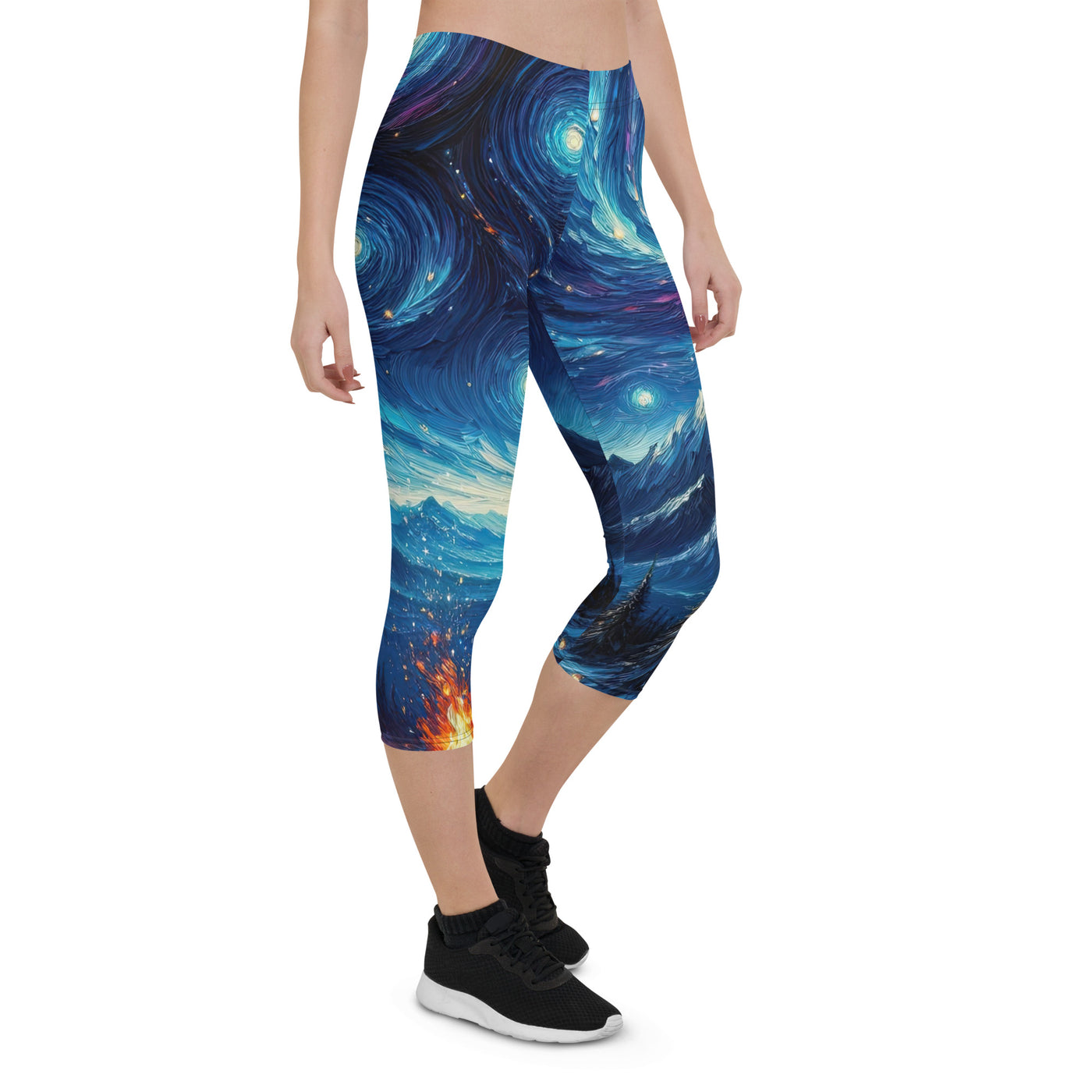 Sternennacht über den Alpen inspiriertes Ölgemälde, mystischer Nachthimmel in Blau - Capri Leggings (All-Over Print) camping xxx yyy zzz