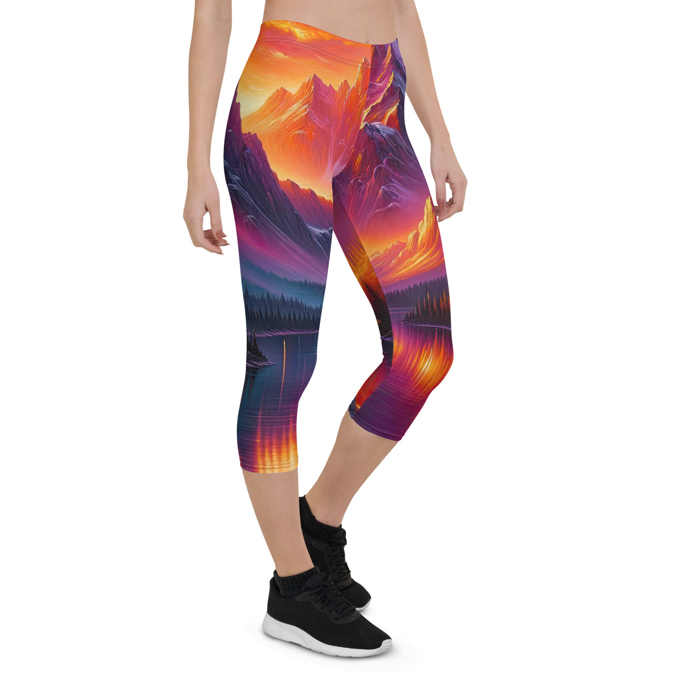 Ölgemälde eines Bootes auf einem Bergsee bei Sonnenuntergang, lebendige Orange-Lila Töne - Capri Leggings (All-Over Print) berge xxx yyy zzz