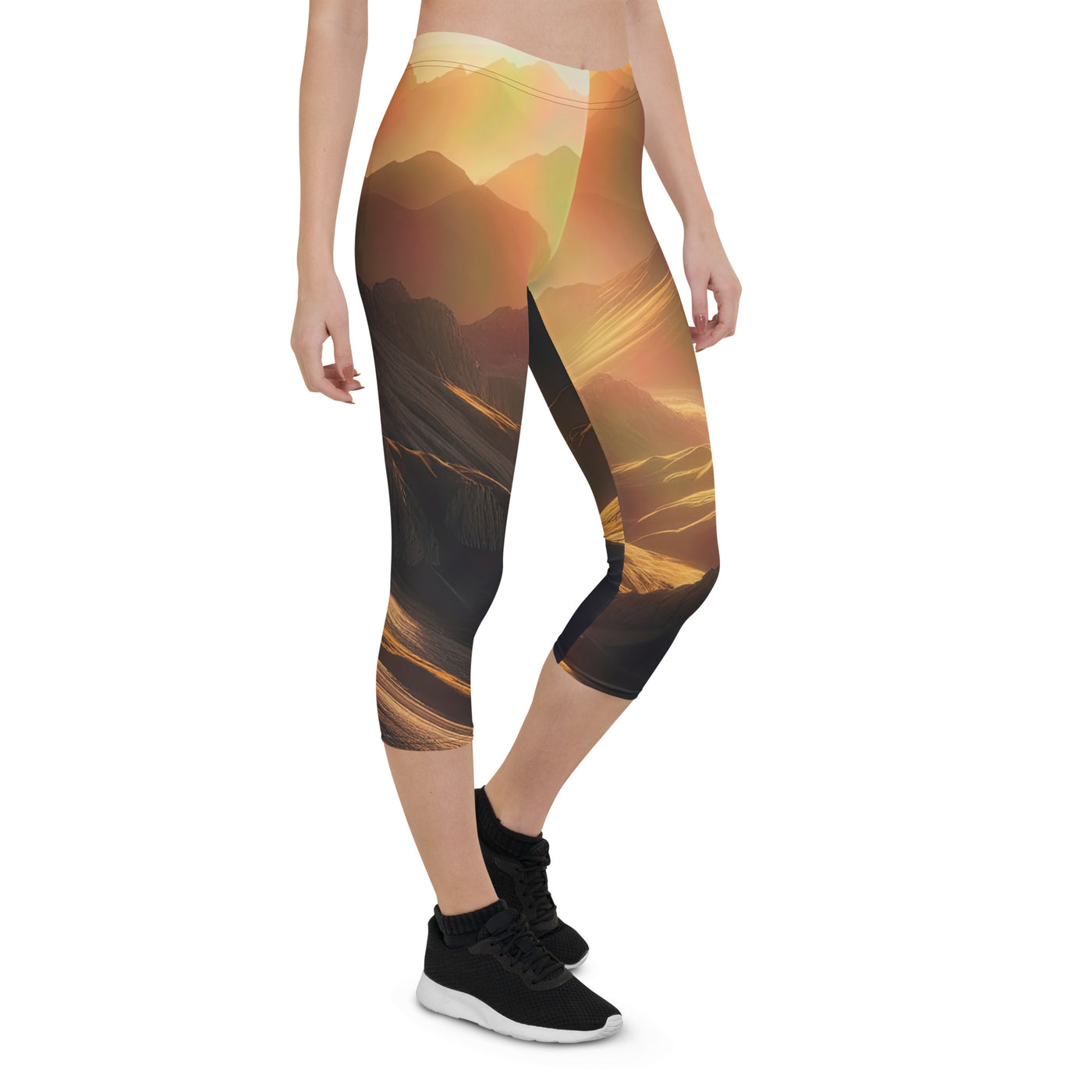 Foto der goldenen Stunde in den Bergen mit warmem Schein über zerklüftetem Gelände - Capri Leggings (All-Over Print) berge xxx yyy zzz