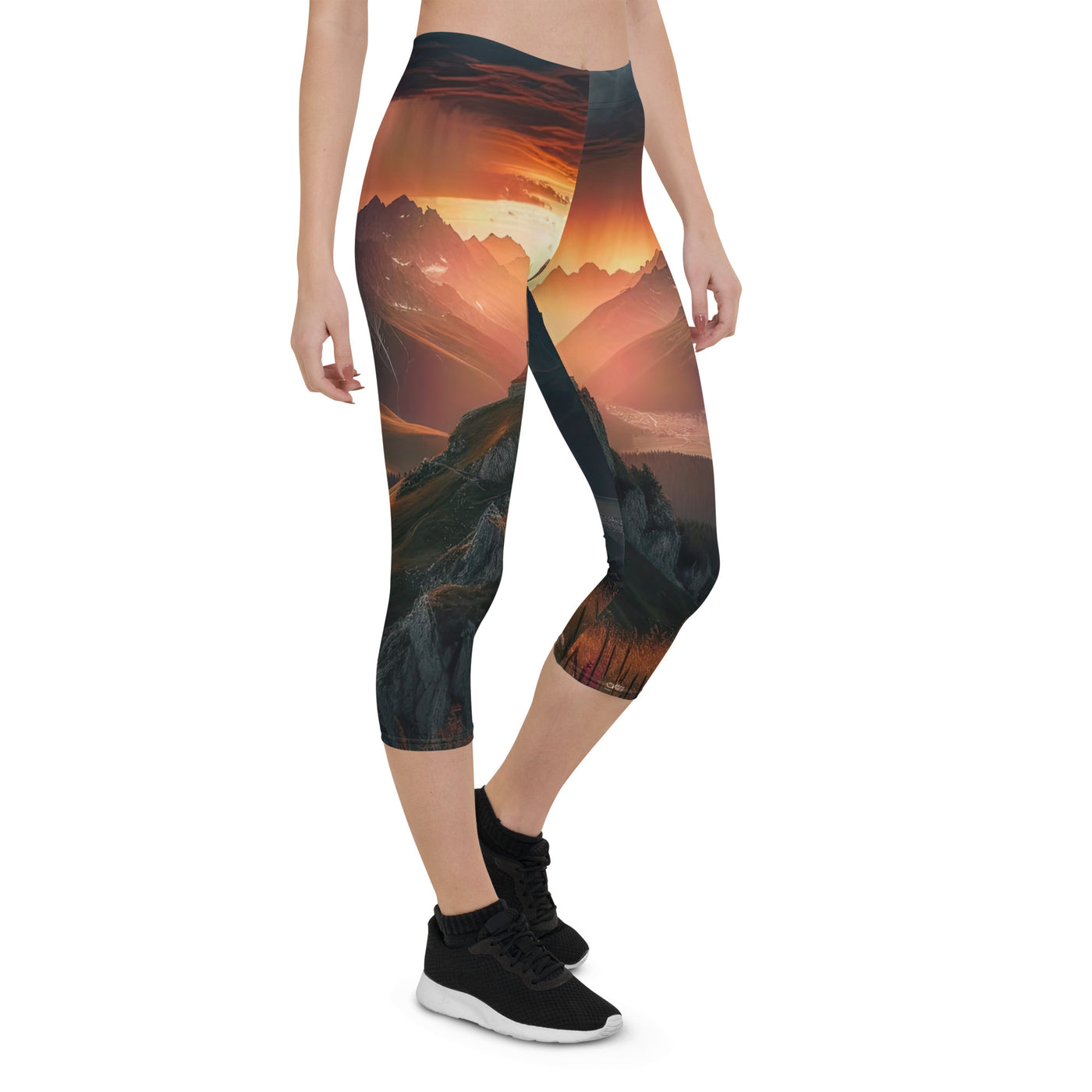 Foto einer Alpenburg bei stürmischem Sonnenuntergang, dramatische Wolken und Sonnenstrahlen - Capri Leggings (All-Over Print) berge xxx yyy zzz