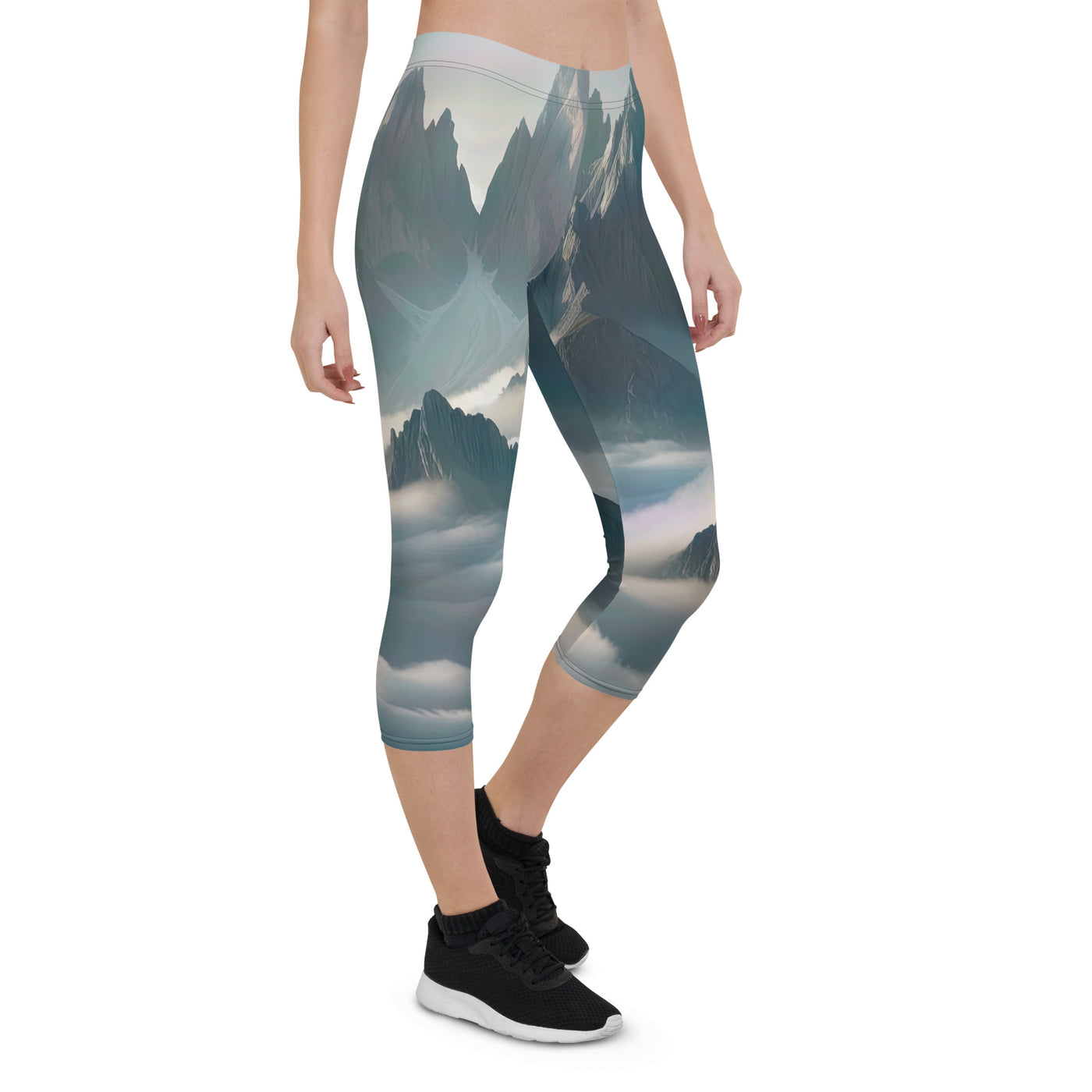 Foto eines nebligen Alpenmorgens, scharfe Gipfel ragen aus dem Nebel - Capri Leggings (All-Over Print) berge xxx yyy zzz