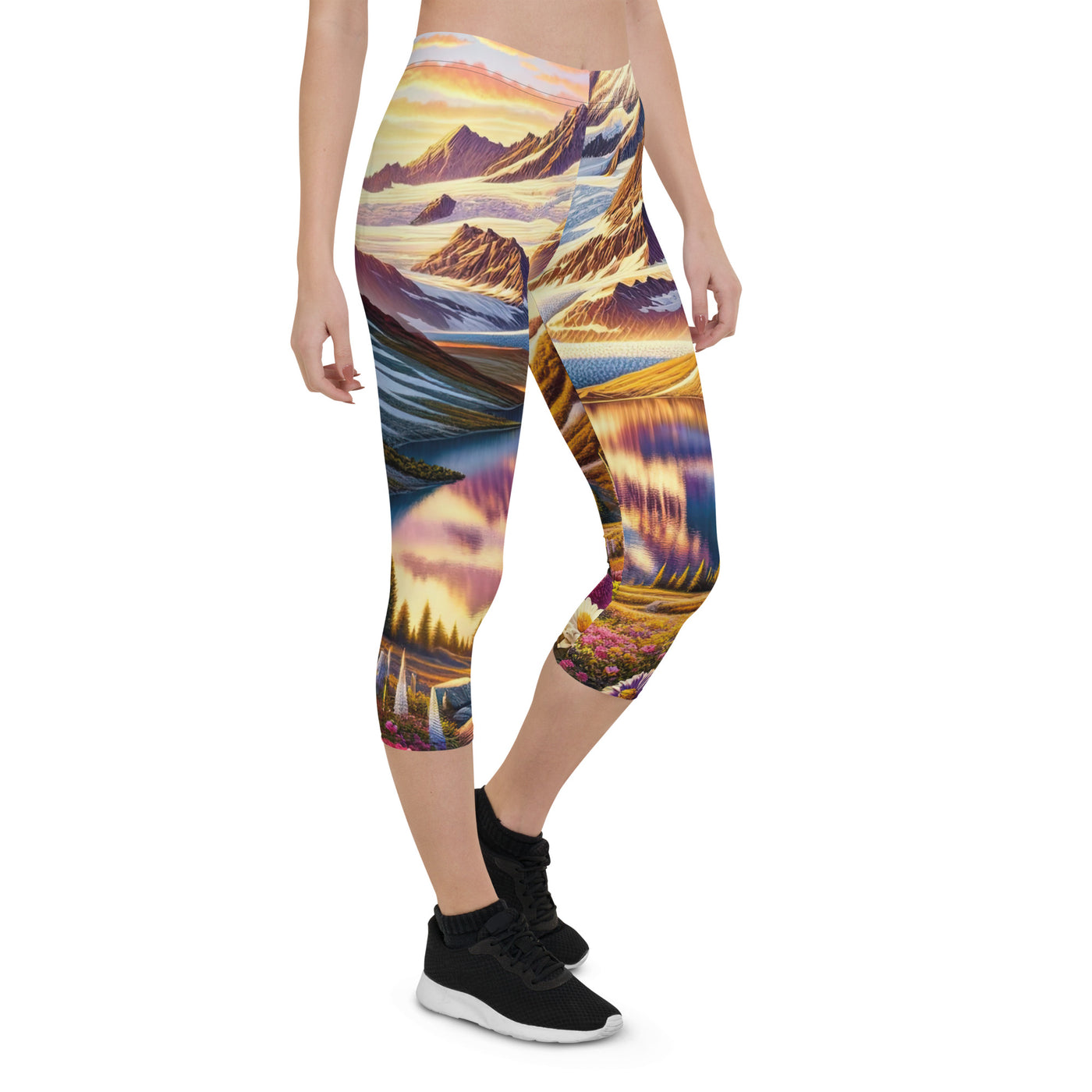 Quadratische Illustration der Alpen mit schneebedeckten Gipfeln und Wildblumen - Capri Leggings (All-Over Print) berge xxx yyy zzz