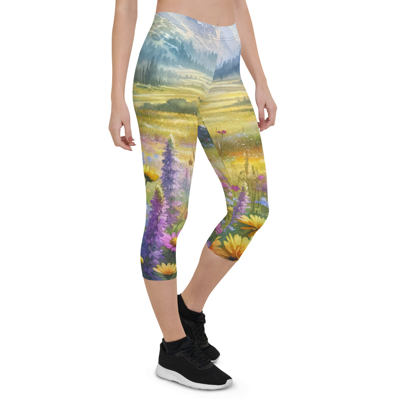 Aquarell einer Almwiese in Ruhe, Wildblumenteppich in Gelb, Lila, Rosa - Capri Leggings (All-Over Print) berge xxx yyy zzz