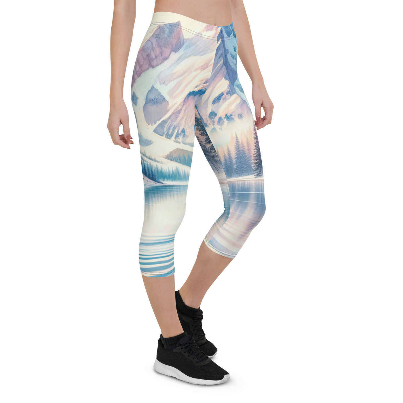 Aquarell eines klaren Alpenmorgens, Boot auf Bergsee in Pastelltönen - Capri Leggings (All-Over Print) berge xxx yyy zzz