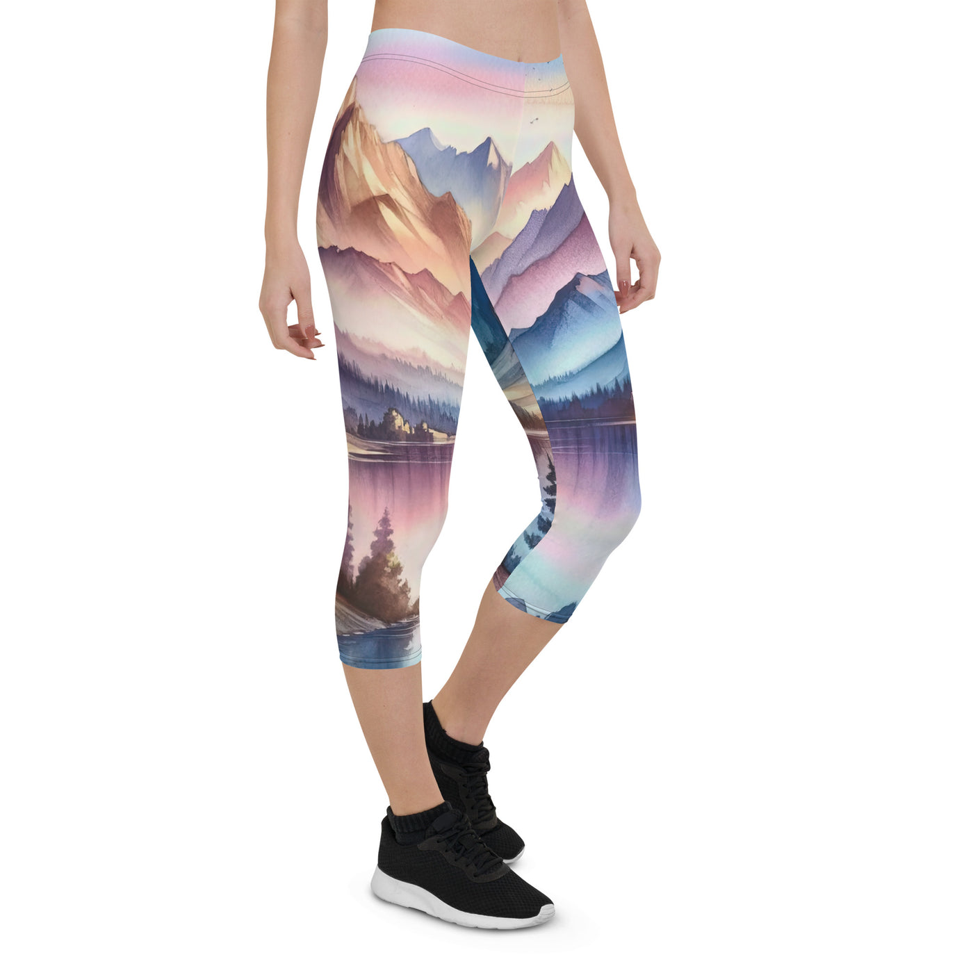 Aquarell einer Dämmerung in den Alpen, Boot auf einem See in Pastell-Licht - Capri Leggings (All-Over Print) berge xxx yyy zzz