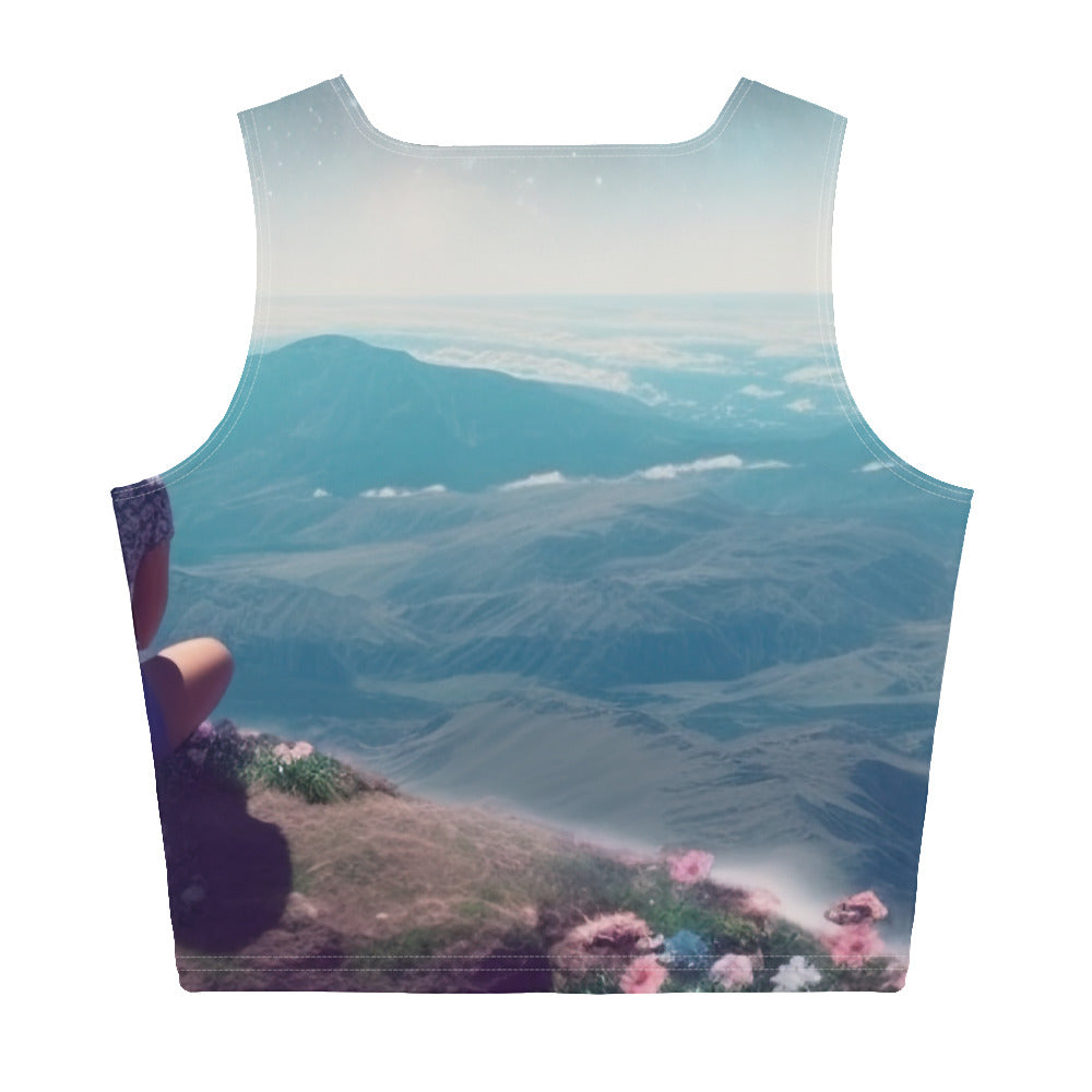 Frau sitzt auf Berg – Cosmos und Sterne im Hintergrund - Landschaftsmalerei - Damen Crop Top (All-Over Print) berge xxx XL