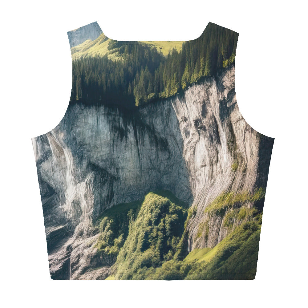 Foto der sommerlichen Alpen mit üppigen Gipfeln und Wasserfall - Damen Crop Top (All-Over Print) berge xxx yyy zzz XL