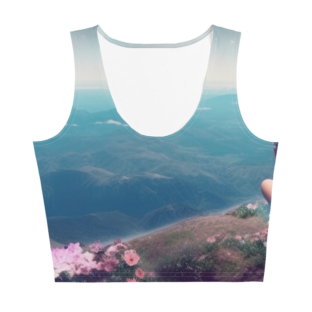 Frau sitzt auf Berg – Cosmos und Sterne im Hintergrund - Landschaftsmalerei - Damen Crop Top (All-Over Print) berge xxx