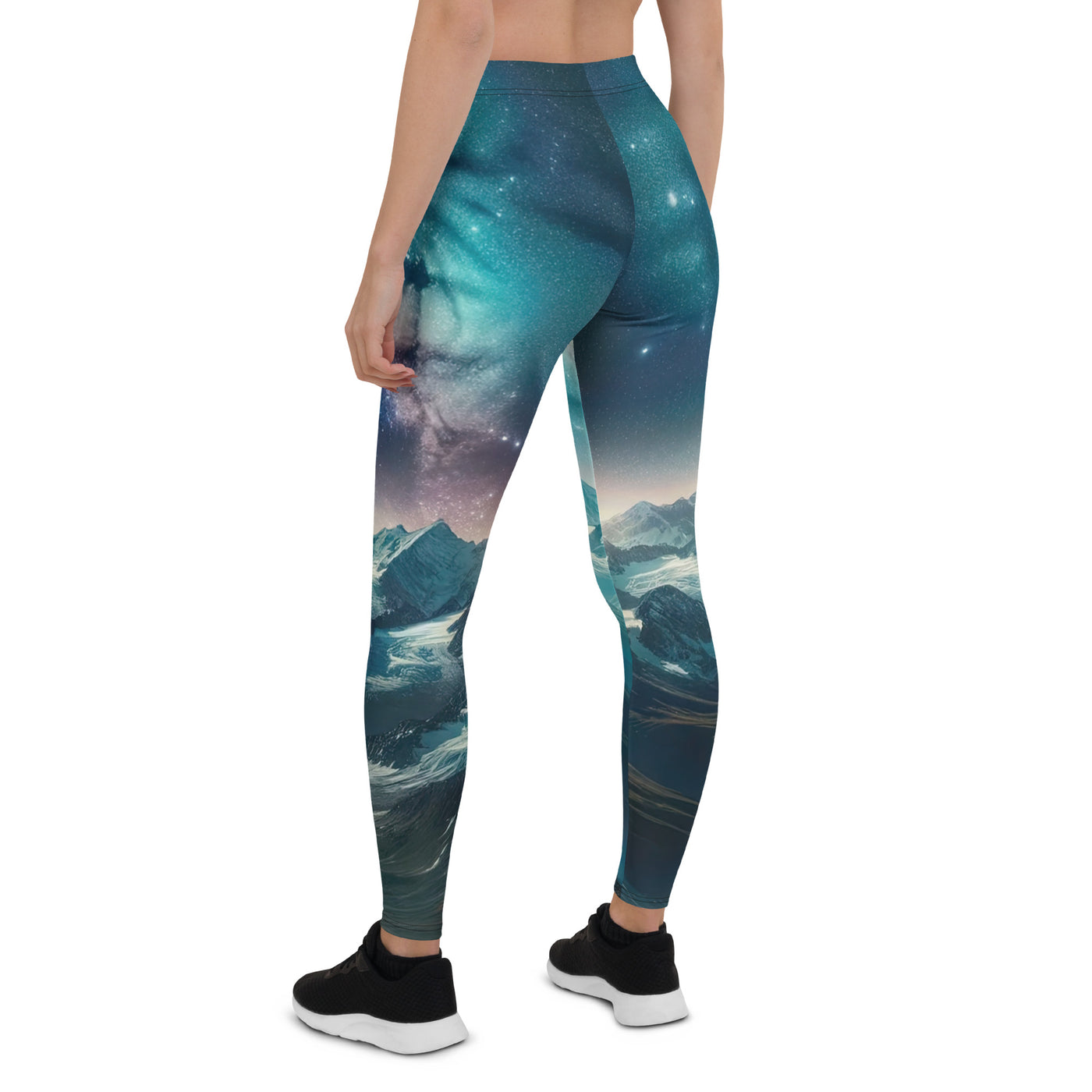 Alpennacht mit Milchstraße: Digitale Kunst mit Bergen und Sternenhimmel - Leggings (All-Over Print) wandern xxx yyy zzz