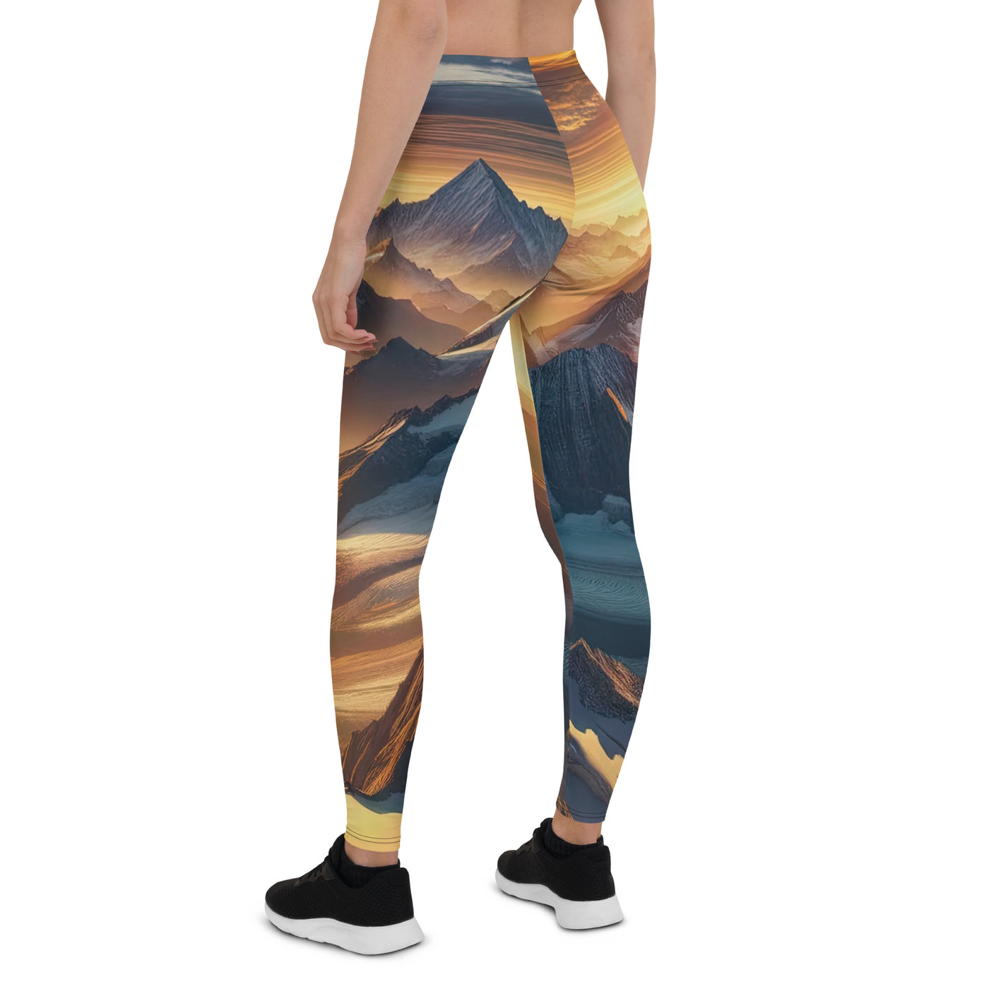 Fotorealistische Darstellung der Alpen bei Sonnenaufgang, Wanderin unter einem gold-purpurnen Himmel - Leggings (All-Over Print) wandern xxx yyy zzz