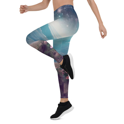 Frau sitzt auf Berg – Cosmos und Sterne im Hintergrund - Landschaftsmalerei - Leggings (All-Over Print) berge xxx