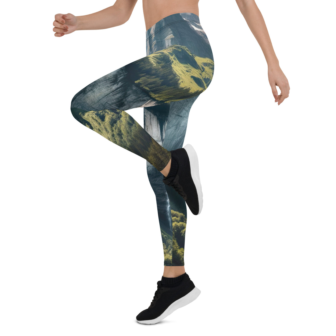 Foto der sommerlichen Alpen mit üppigen Gipfeln und Wasserfall - Leggings (All-Over Print) berge xxx yyy zzz