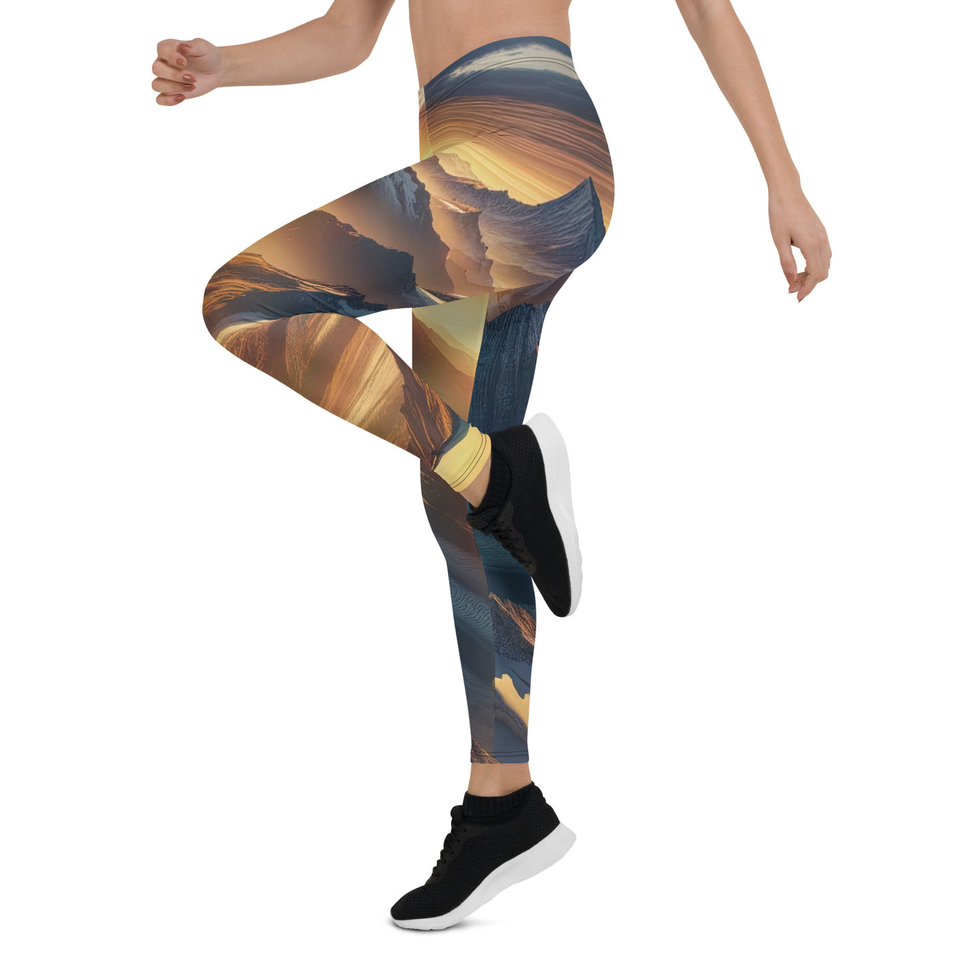 Fotorealistische Darstellung der Alpen bei Sonnenaufgang, Wanderin unter einem gold-purpurnen Himmel - Leggings (All-Over Print) wandern xxx yyy zzz