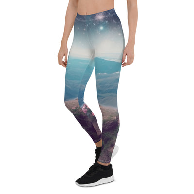 Frau sitzt auf Berg – Cosmos und Sterne im Hintergrund - Landschaftsmalerei - Leggings (All-Over Print) berge xxx