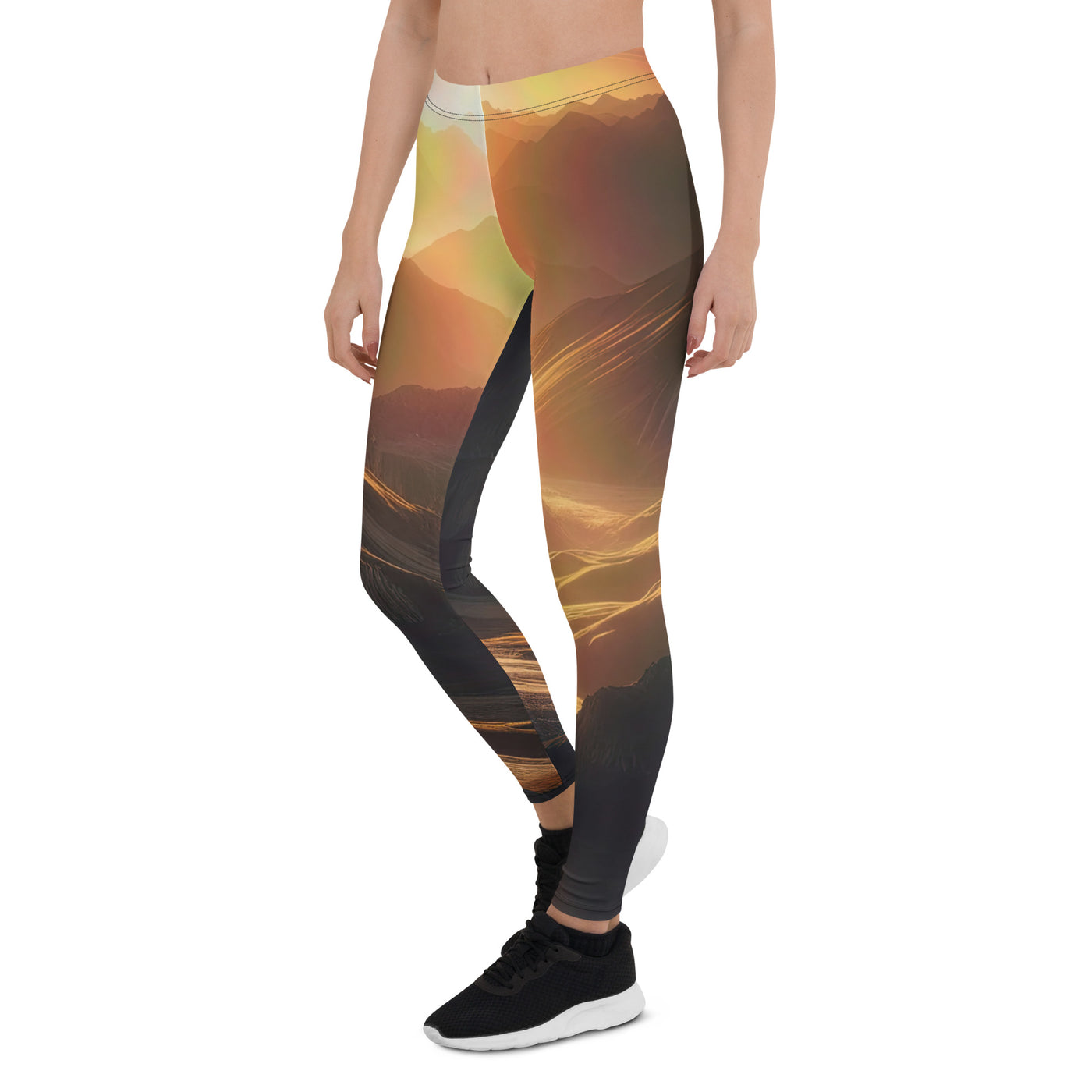 Foto der goldenen Stunde in den Bergen mit warmem Schein über zerklüftetem Gelände - Leggings (All-Over Print) berge xxx yyy zzz