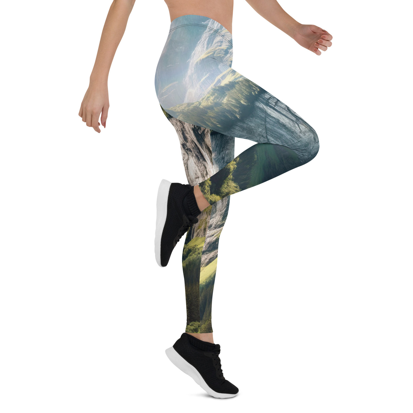 Foto der sommerlichen Alpen mit üppigen Gipfeln und Wasserfall - Leggings (All-Over Print) berge xxx yyy zzz