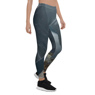 Mann auf Bergklippe - Norwegen - Leggings (All-Over Print) berge xxx