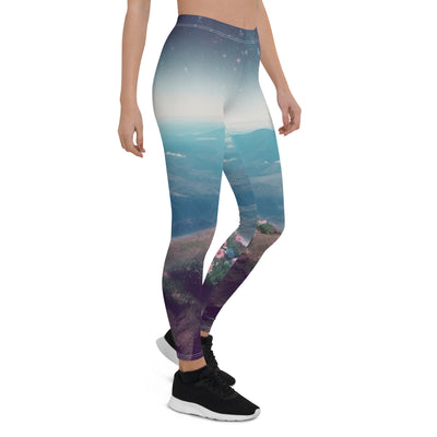 Frau sitzt auf Berg – Cosmos und Sterne im Hintergrund - Landschaftsmalerei - Leggings (All-Over Print) berge xxx