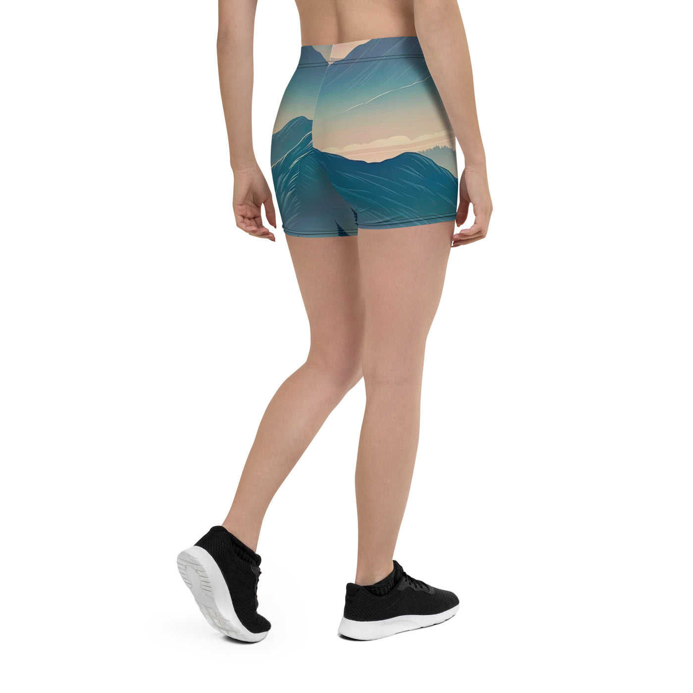 Bergszene bei Morgendämmerung, erste Sonnenstrahlen auf Bergrücken - Shorts (All-Over Print) berge xxx yyy zzz