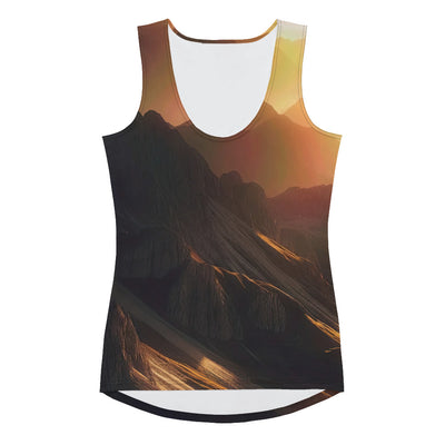 Foto der goldenen Stunde in den Bergen mit warmem Schein über zerklüftetem Gelände - Damen Tanktop (All-Over Print) berge xxx yyy zzz