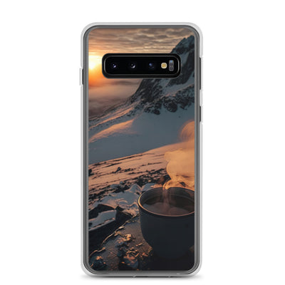 Heißer Kaffee auf einem schneebedeckten Berg - Samsung Schutzhülle (durchsichtig) berge xxx Samsung Galaxy S10