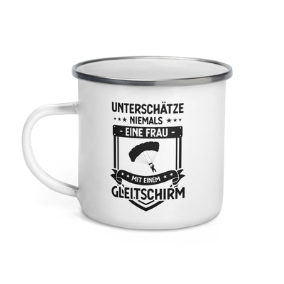 Unterschatze Niemals Eine Frau Mit Einem Gleitschirm - Emaille Tasse berge