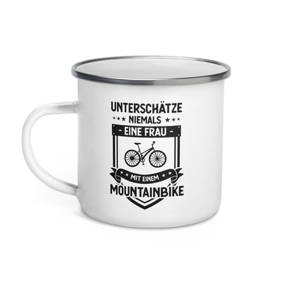 Unterschatze Niemals Eine Frau Mit Einem Mountainbike - Emaille Tasse fahrrad